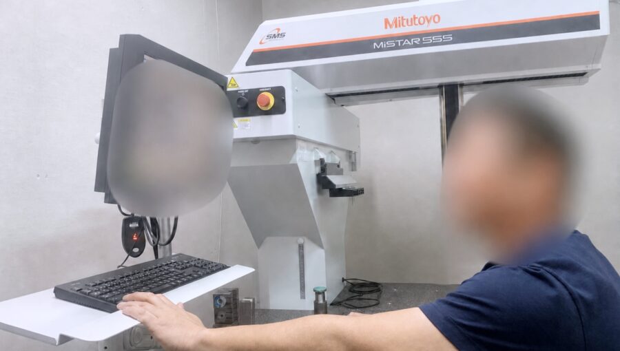 CNC三次元測定機で精度確認を行う様子