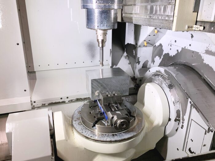 アルミ材を5軸加工機で切削している様子