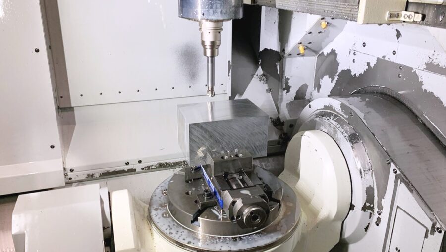 アルミ材を5軸加工機で切削している様子