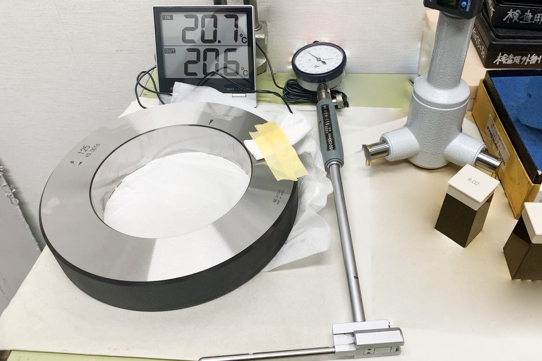 温度計と、内径の確認に使用するリングゲージや測定具